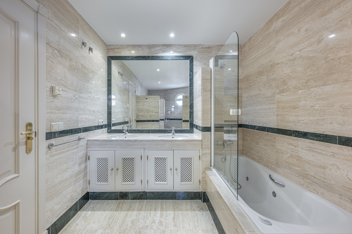 Se vende Apartamento Planta Media de 2 dormitorios en Costa Del Sol, Málaga, España