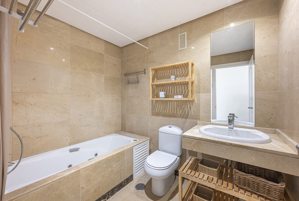 Se vende Apartamento Planta Media de 2 dormitorios en Costa Del Sol, Cadiz, España