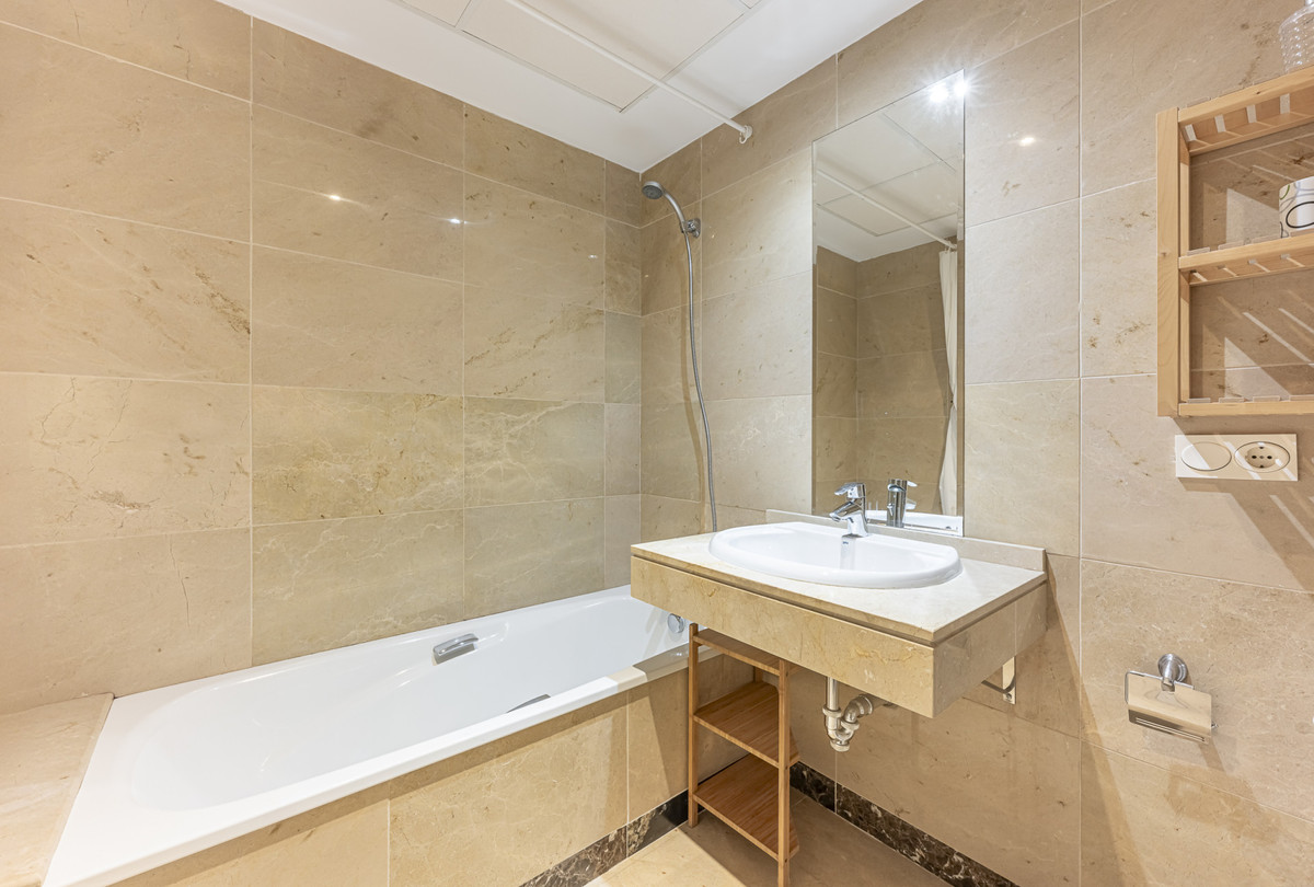 Se vende Apartamento Planta Media de 2 dormitorios en Costa Del Sol, Cadiz, España