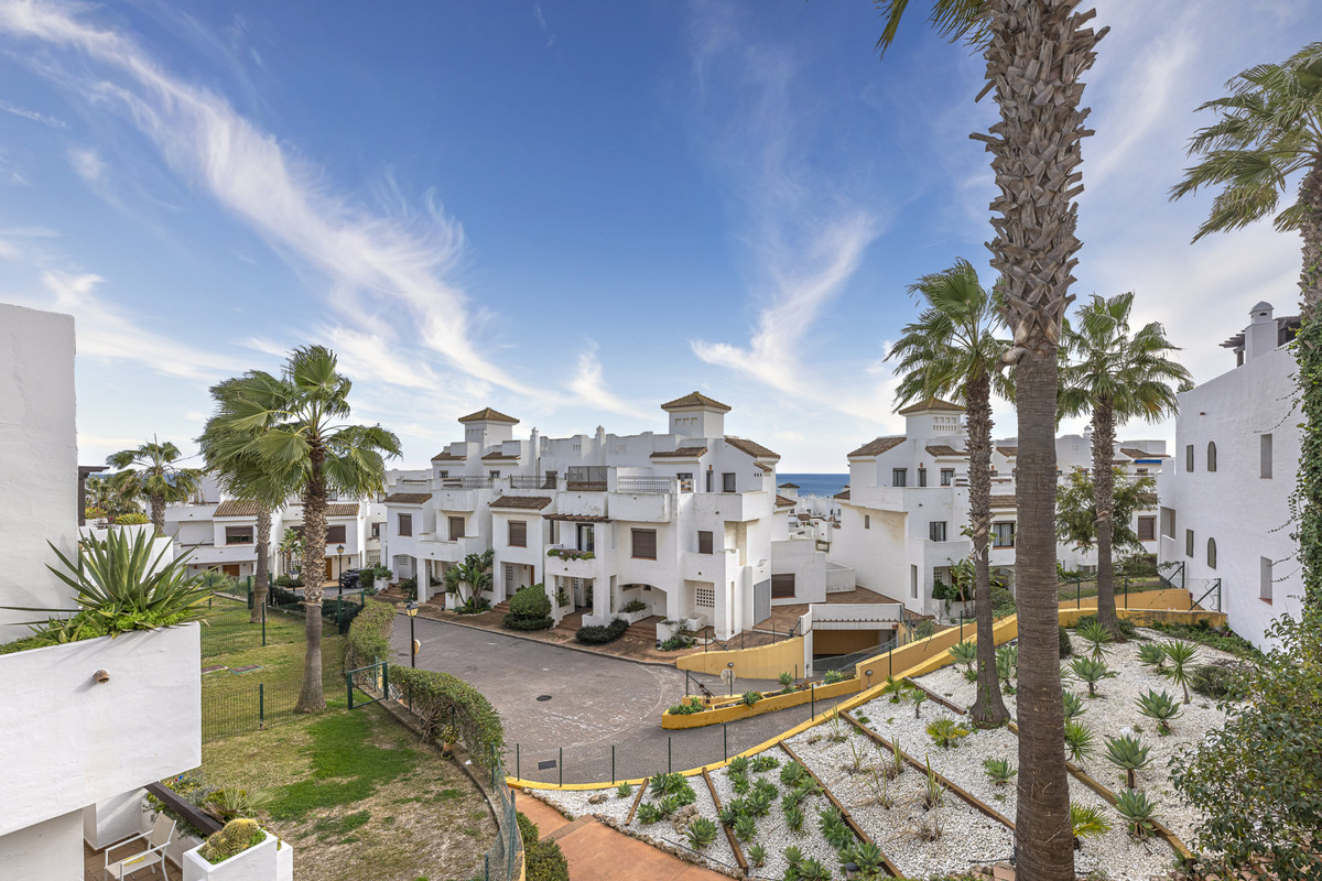 Se vende Apartamento Planta Media de 2 dormitorios en Costa Del Sol, Cadiz, España