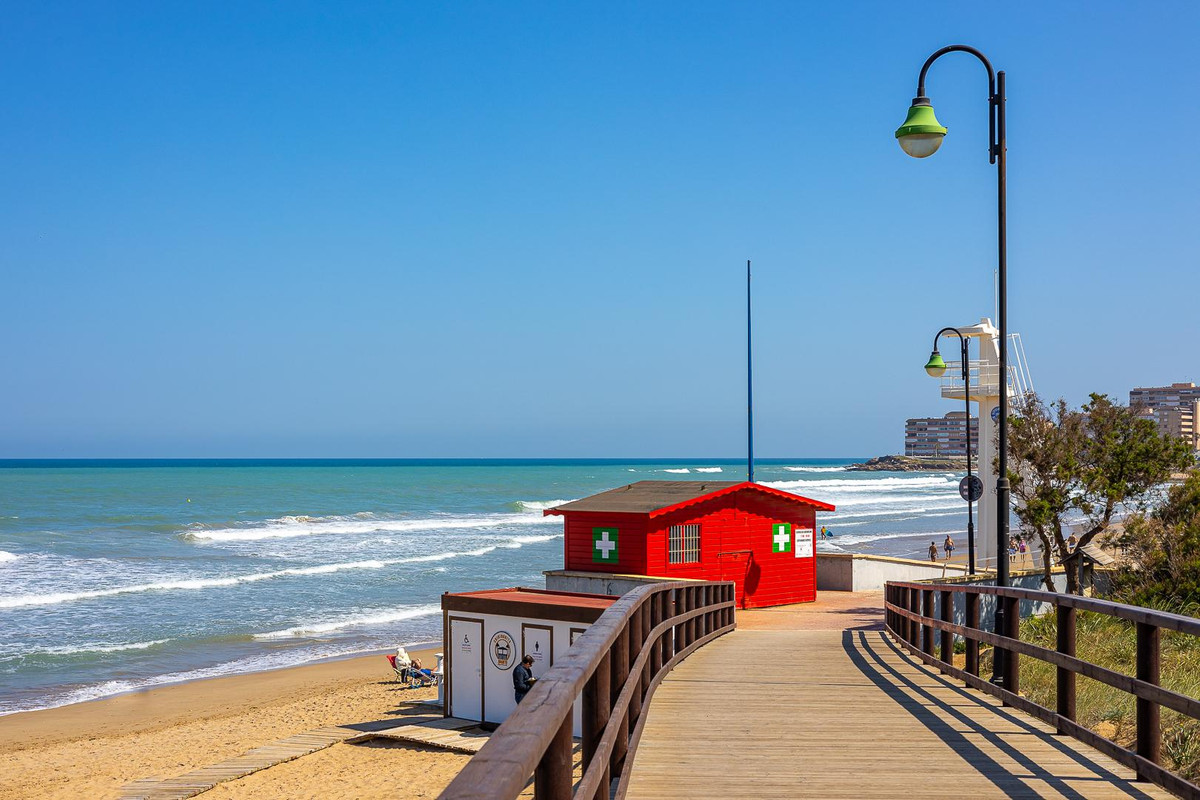 Se vende Apartamento Planta Media de 2 dormitorios en Costa Blanca, Alicante, España