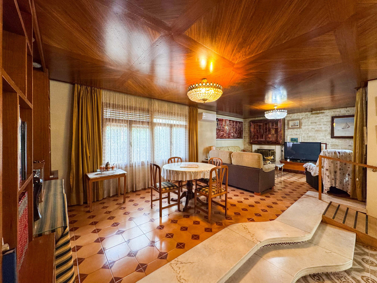 7 Bed Townhouse for sale in Elda Costa Blanca, Alicante, Spain