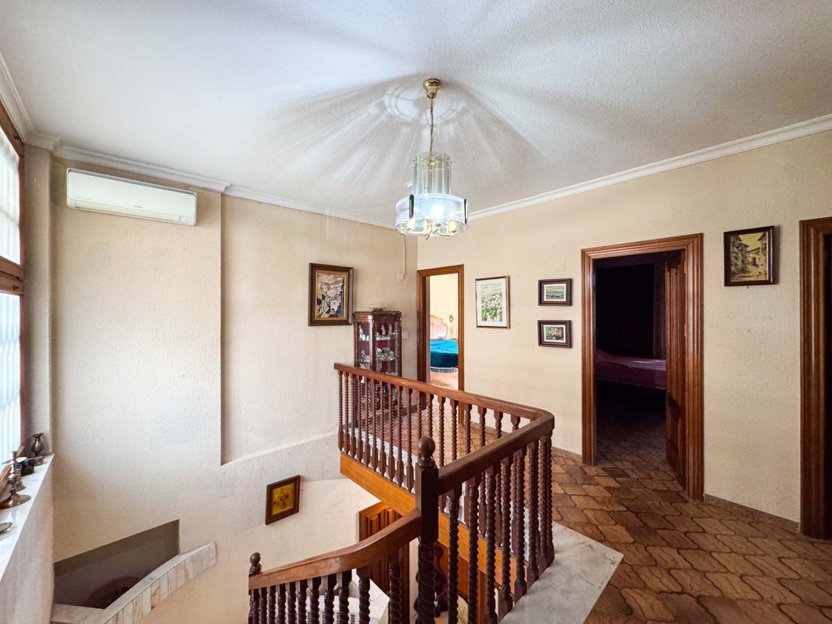 7 Bed Townhouse for sale in Elda Costa Blanca, Alicante, Spain