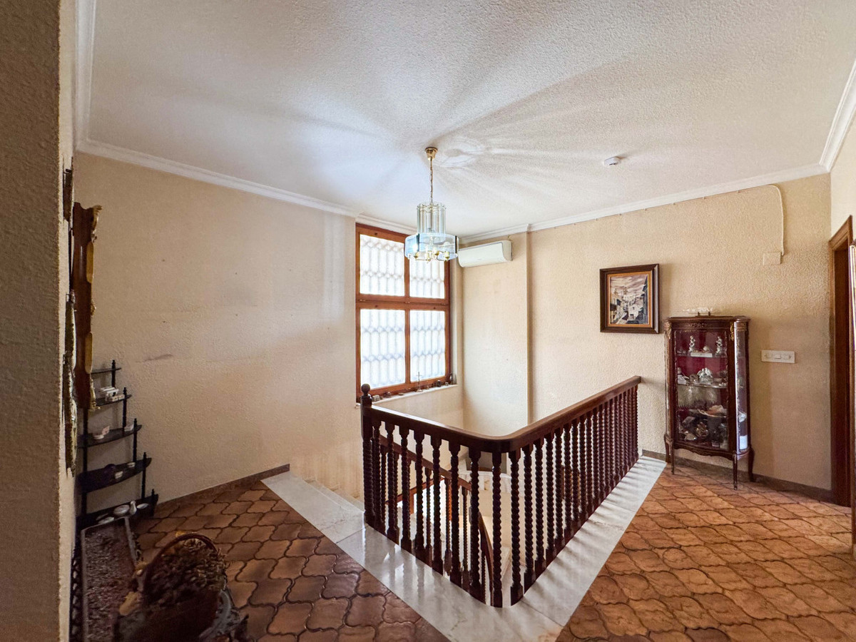 7 Bed Townhouse for sale in Elda Costa Blanca, Alicante, Spain