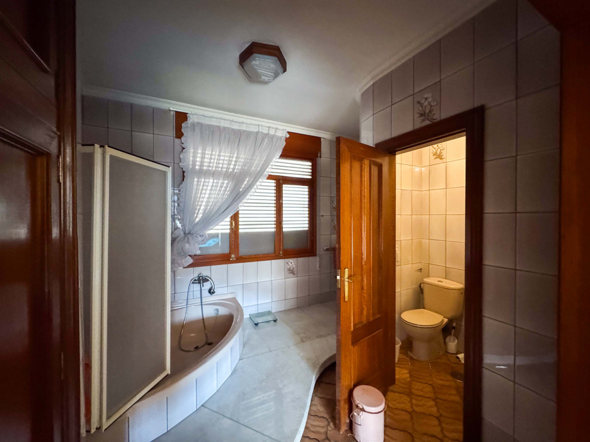 7 Bed Townhouse for sale in Elda Costa Blanca, Alicante, Spain