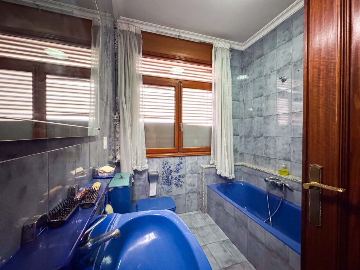 7 Bed Townhouse for sale in Elda Costa Blanca, Alicante, Spain