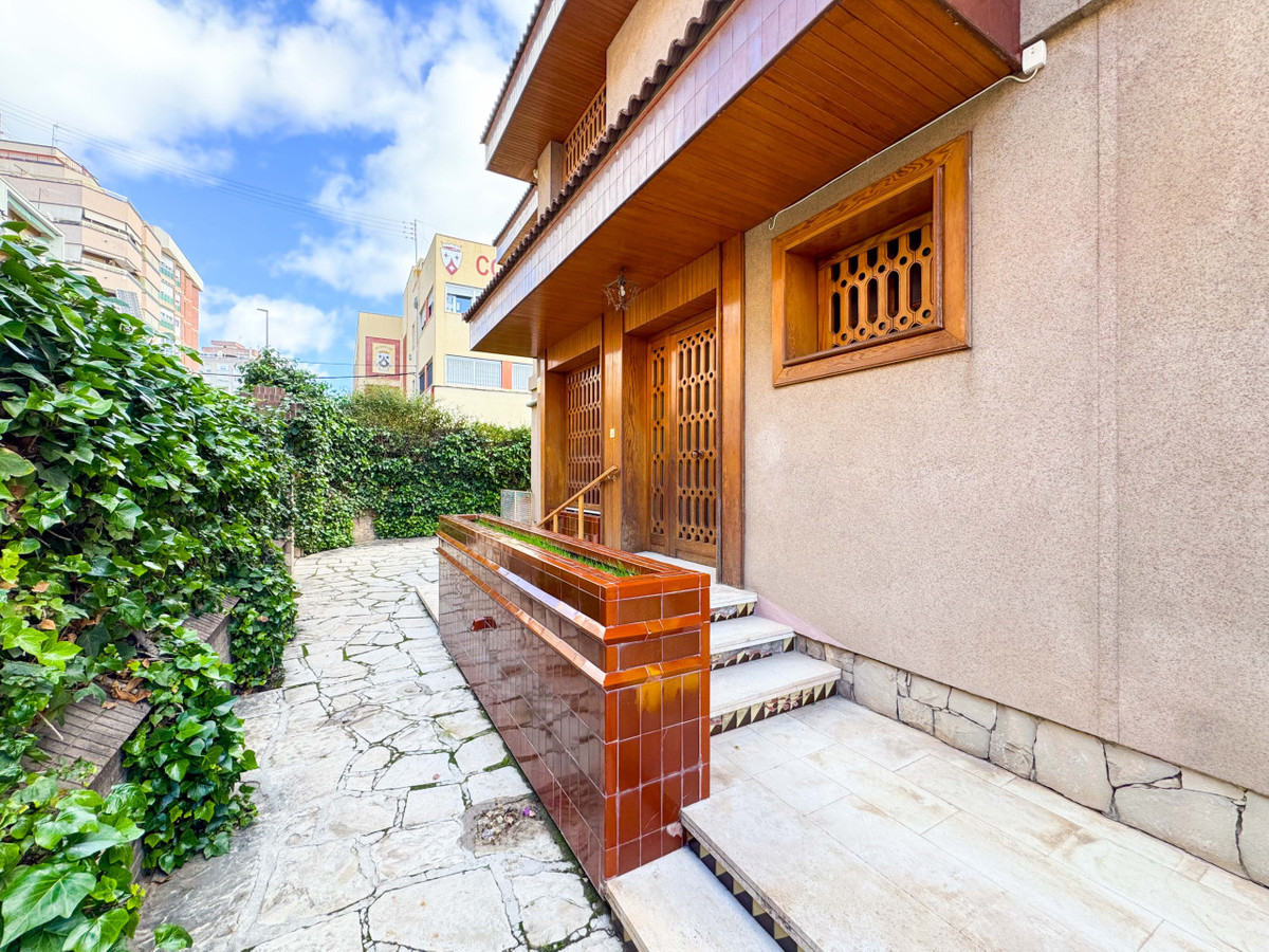 7 Bed Townhouse for sale in Elda Costa Blanca, Alicante, Spain