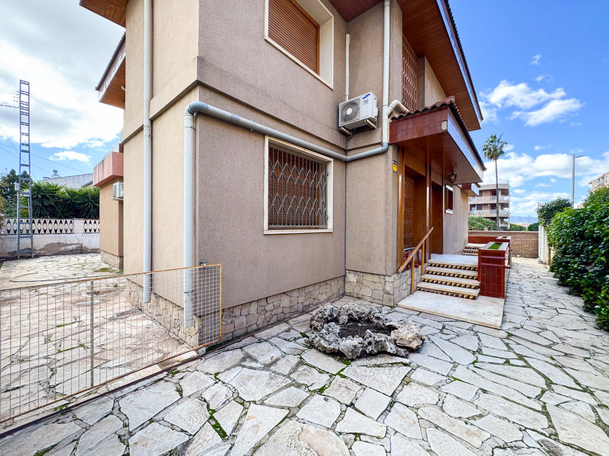 7 Bed Townhouse for sale in Elda Costa Blanca, Alicante, Spain