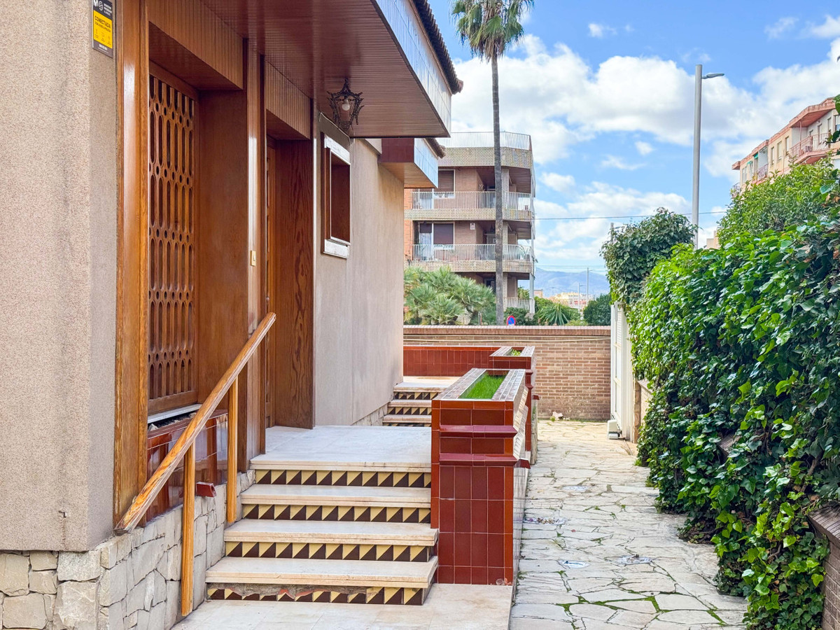 7 Bed Townhouse for sale in Elda Costa Blanca, Alicante, Spain