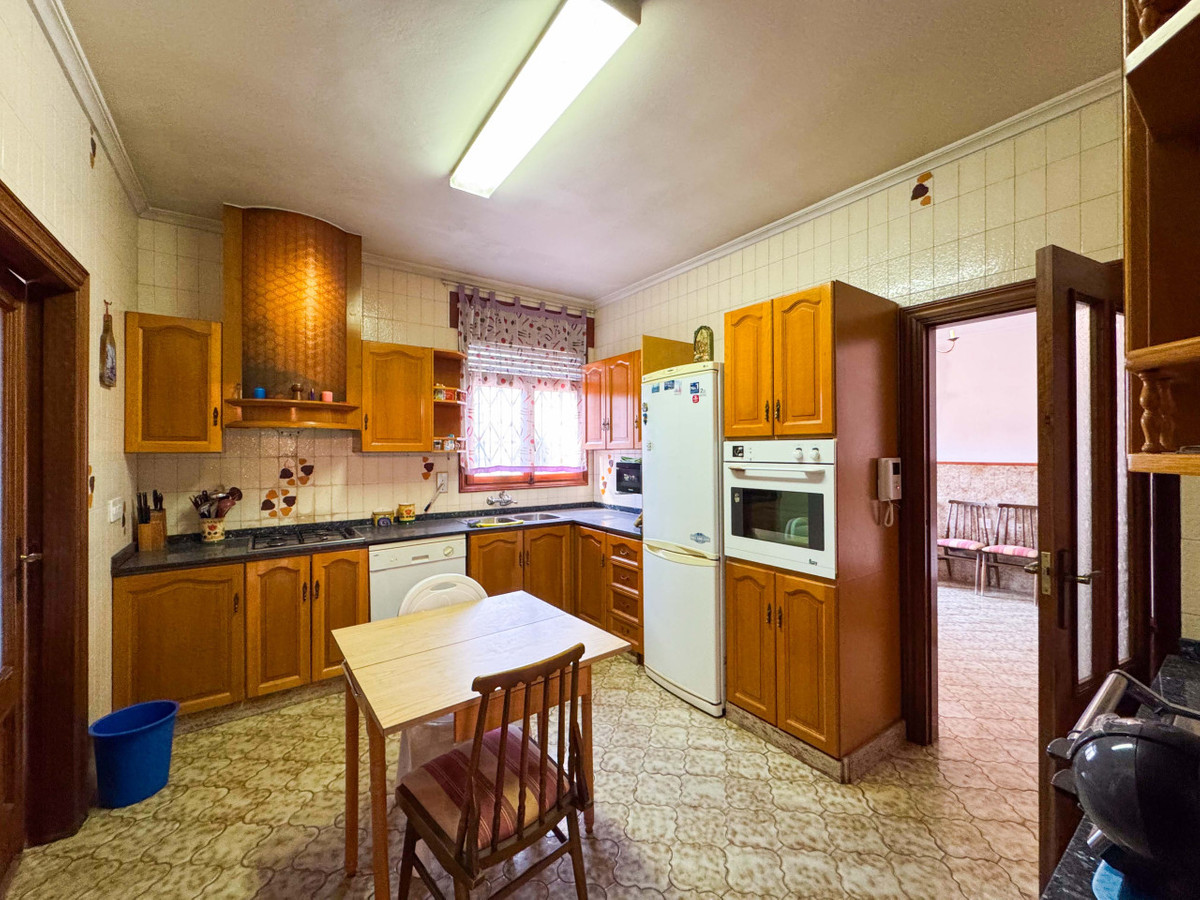 7 Bed Townhouse for sale in Elda Costa Blanca, Alicante, Spain