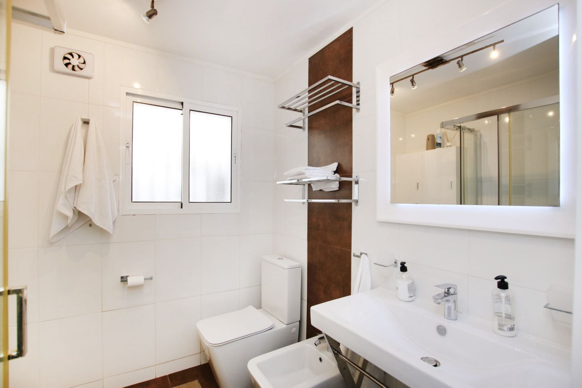 4 Bed Apartment for sale in Estepona Costa Del Sol, Málaga, Spain
