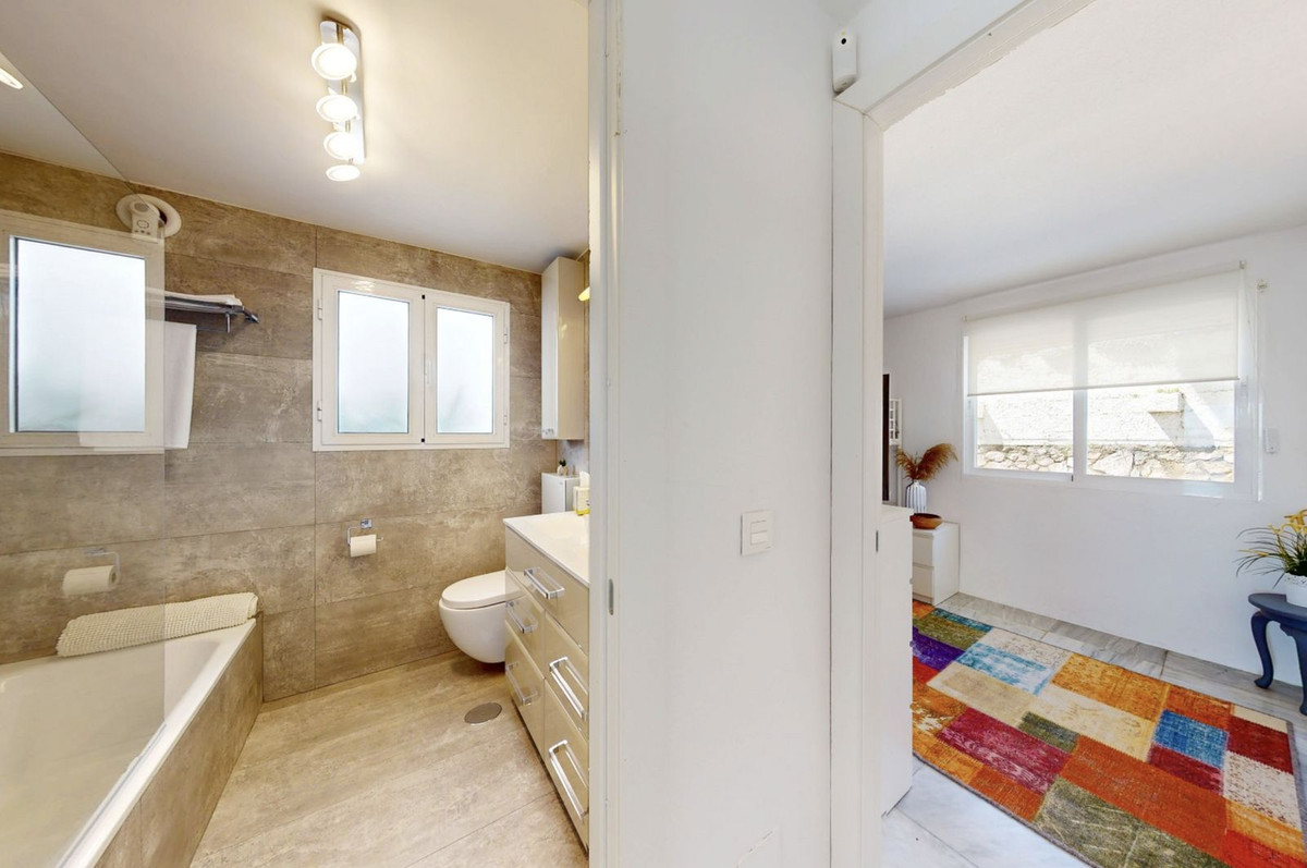 4 Bed Apartment for sale in Estepona Costa Del Sol, Málaga, Spain