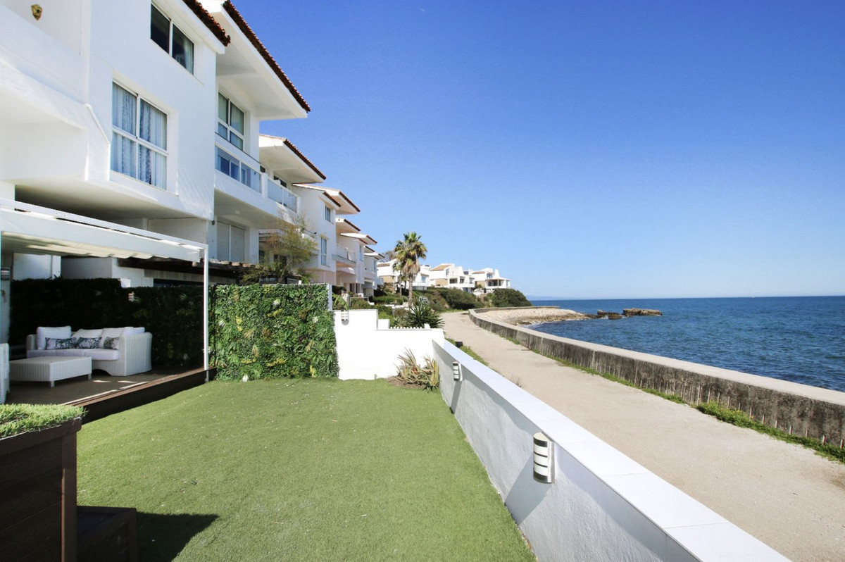 4 Bed Apartment for sale in Estepona Costa Del Sol, Málaga, Spain