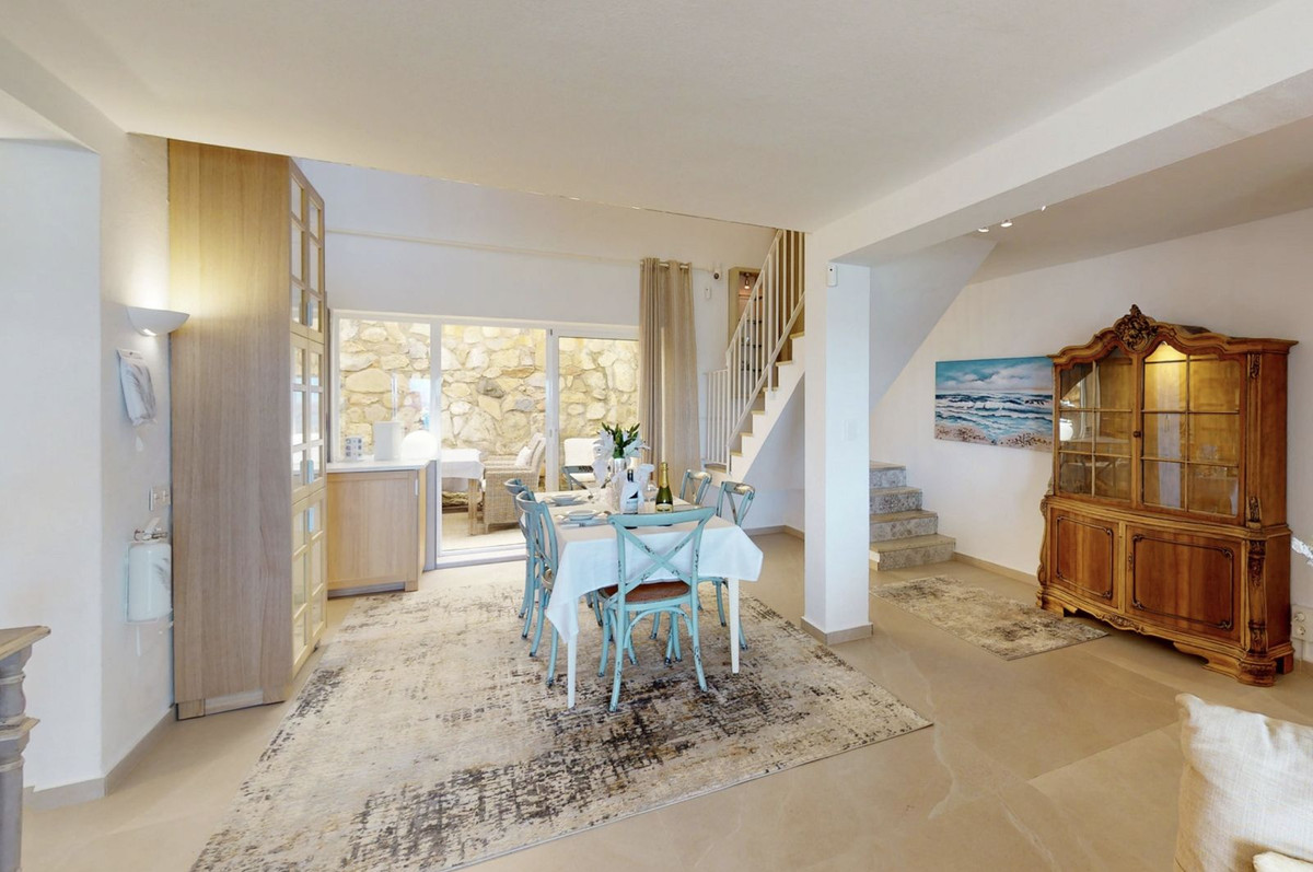 4 Bed Apartment for sale in Estepona Costa Del Sol, Málaga, Spain