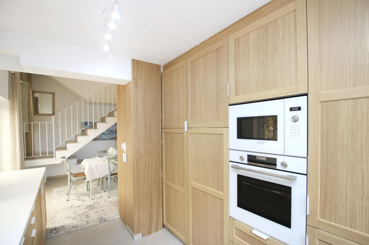4 Bed Apartment for sale in Estepona Costa Del Sol, Málaga, Spain