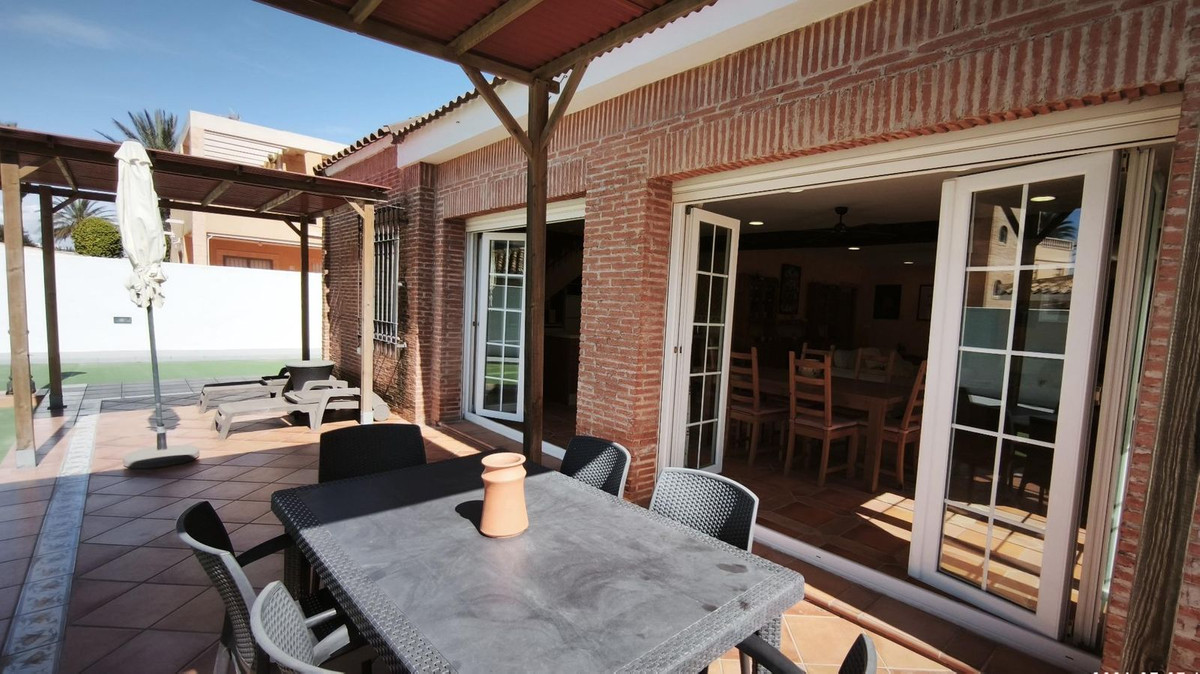 Se vende Villa - Chalet de 4 dormitorios en Costa Calida, Murcia, España