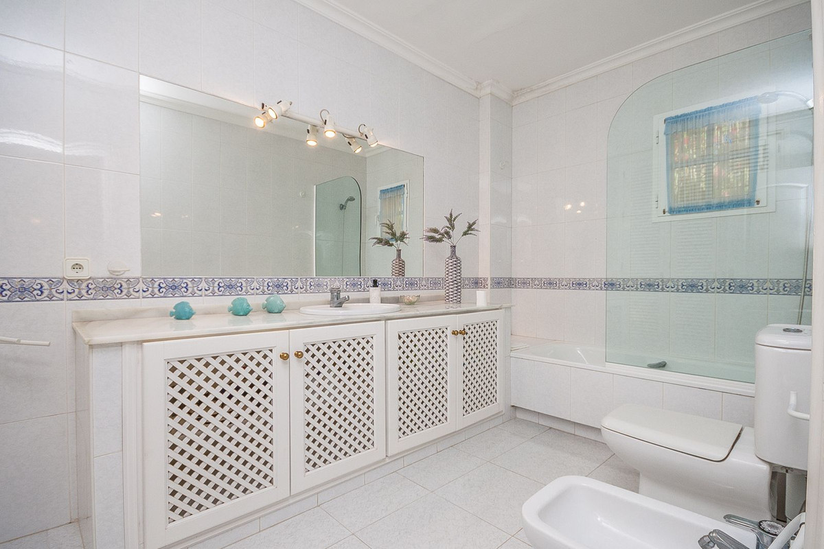 Se vende Villa - Chalet de 5 dormitorios en Costa Del Sol, Málaga, España