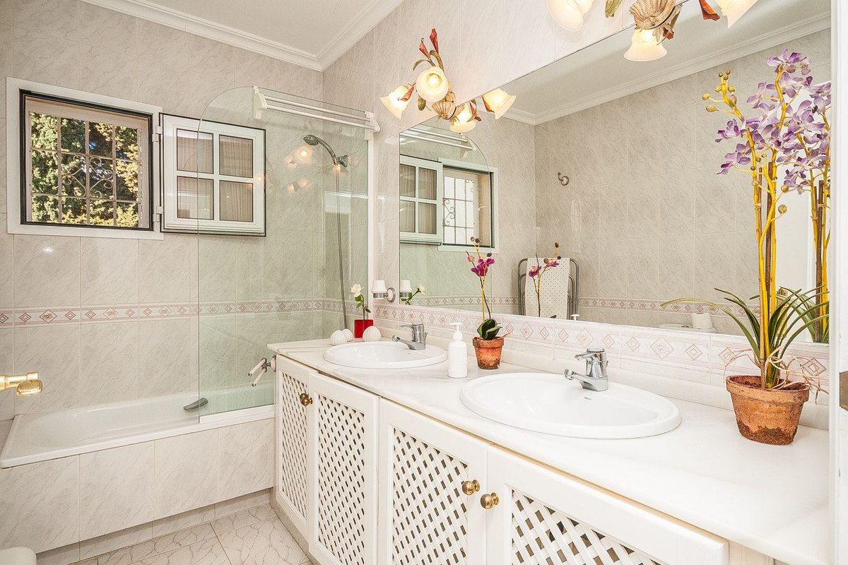 Se vende Villa - Chalet de 5 dormitorios en Costa Del Sol, Málaga, España