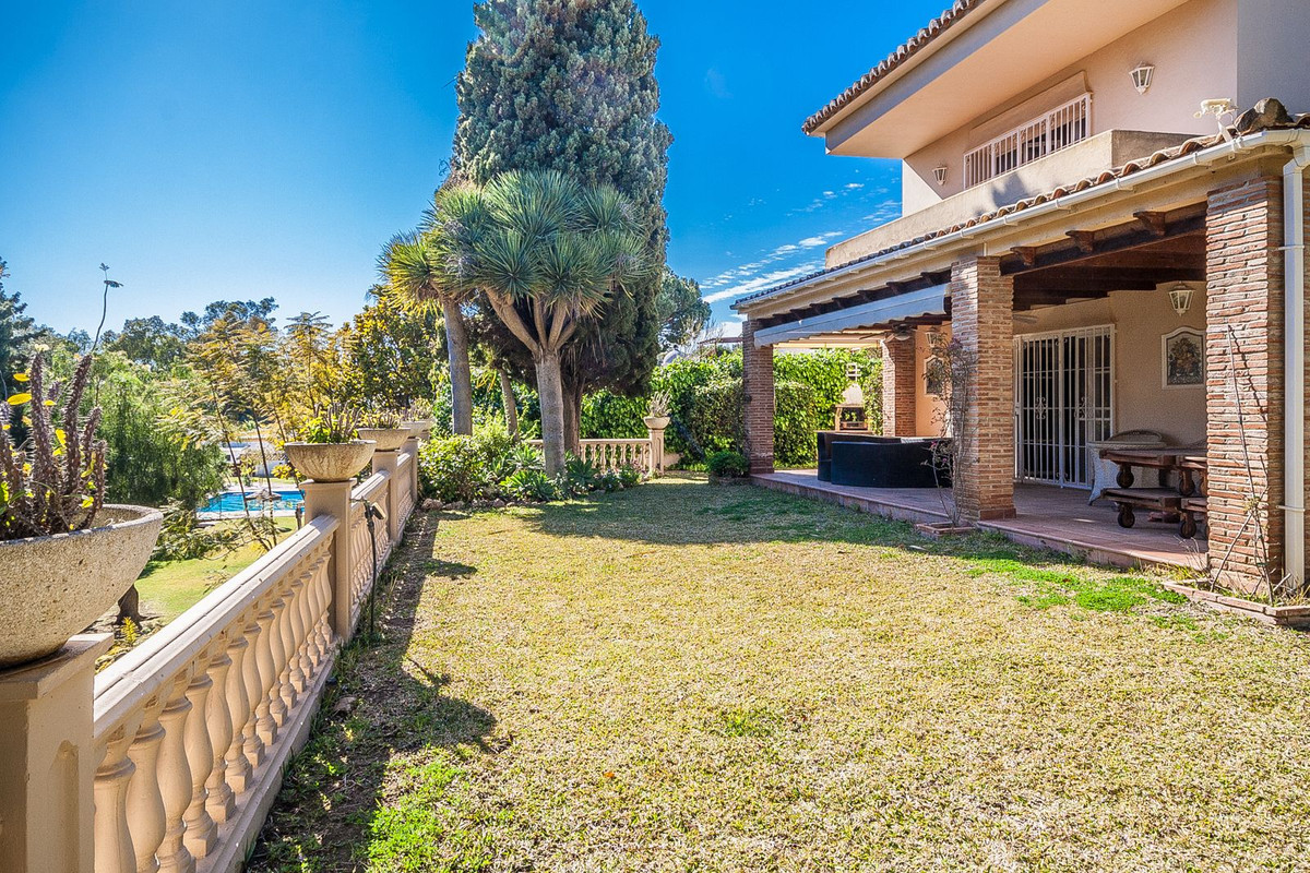 Se vende Villa - Chalet de 5 dormitorios en Costa Del Sol, Málaga, España