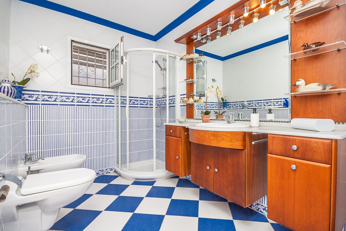 Se vende Villa - Chalet de 5 dormitorios en Costa Del Sol, Málaga, España