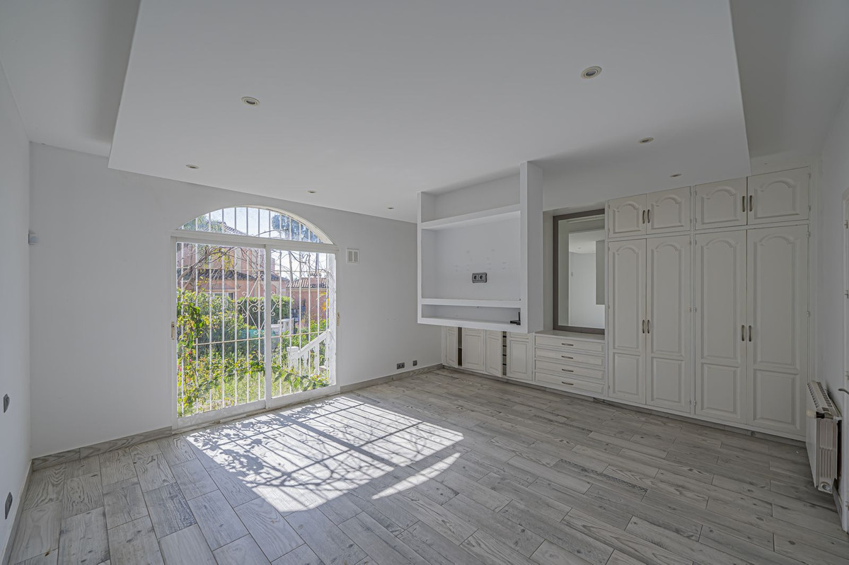 4 Bed Townhouse for sale in El Paraiso Costa Del Sol, Málaga, Spain
