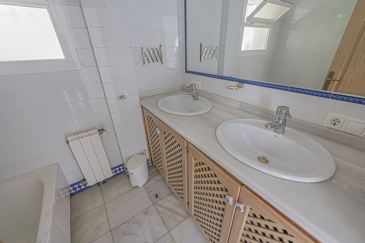 4 Bed Townhouse for sale in El Paraiso Costa Del Sol, Málaga, Spain