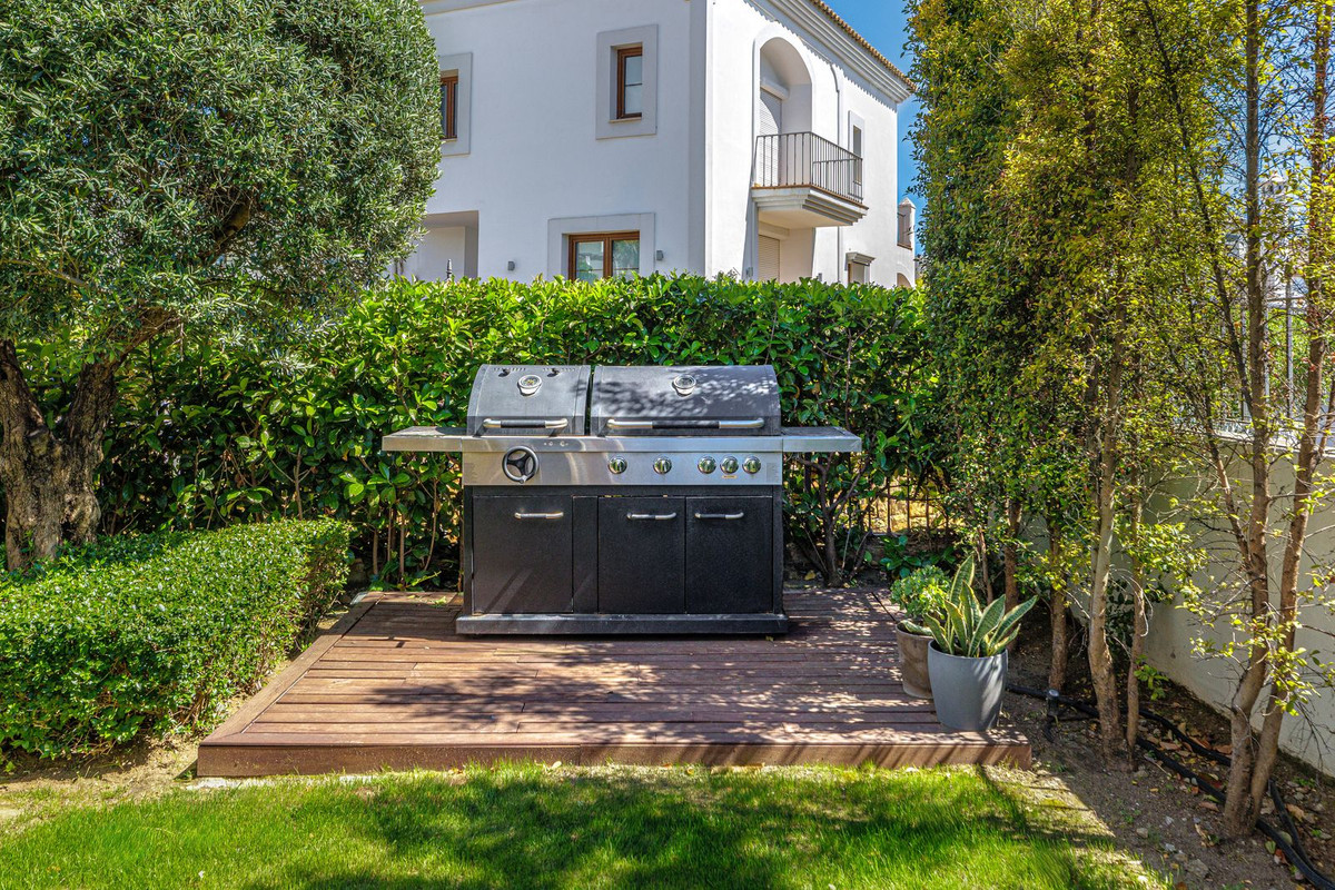 4 Bed Townhouse for sale in Selwo Costa Del Sol, Málaga, Spain