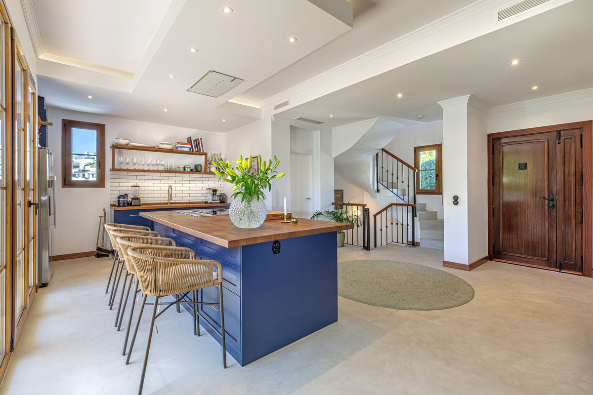 4 Bed Townhouse for sale in Selwo Costa Del Sol, Málaga, Spain