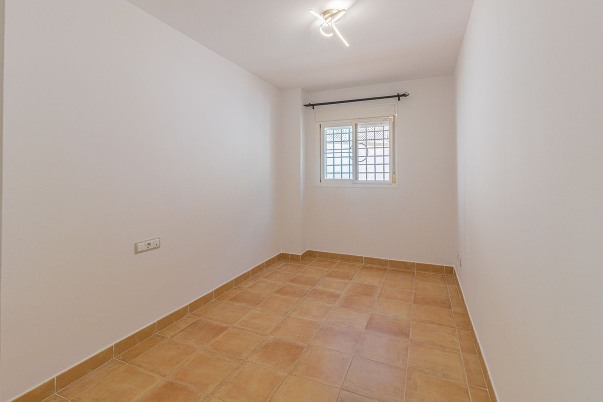 Se vende Apartamento Planta Baja de 3 dormitorios en Costa Del Sol, Cadiz, España