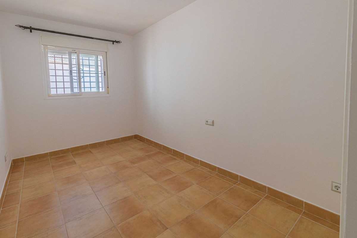 Se vende Apartamento Planta Baja de 3 dormitorios en Costa Del Sol, Cadiz, España
