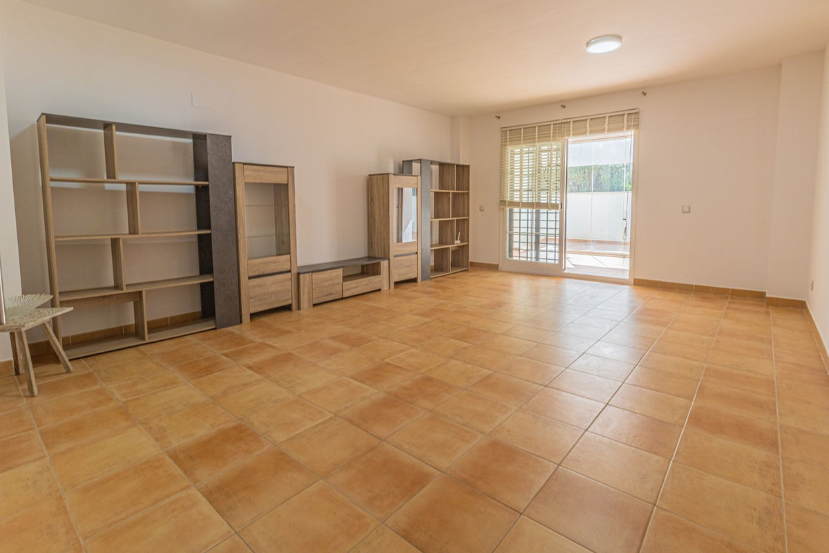 Se vende Apartamento Planta Baja de 3 dormitorios en Costa Del Sol, Cadiz, España
