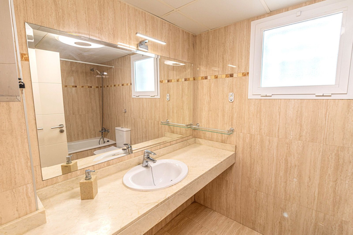 Se vende Apartamento Planta Baja de 3 dormitorios en Costa Del Sol, Cadiz, España