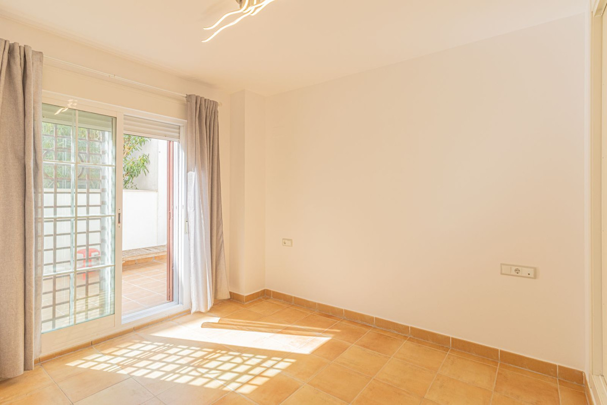 Se vende Apartamento Planta Baja de 3 dormitorios en Costa Del Sol, Cadiz, España