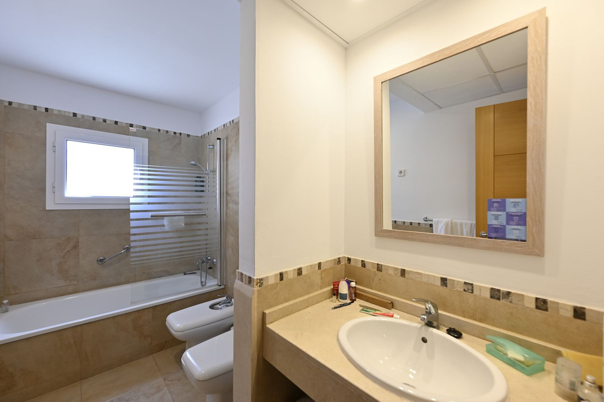 Se vende Apartamento Planta Media de 2 dormitorios en Costa Del Sol, Málaga, España