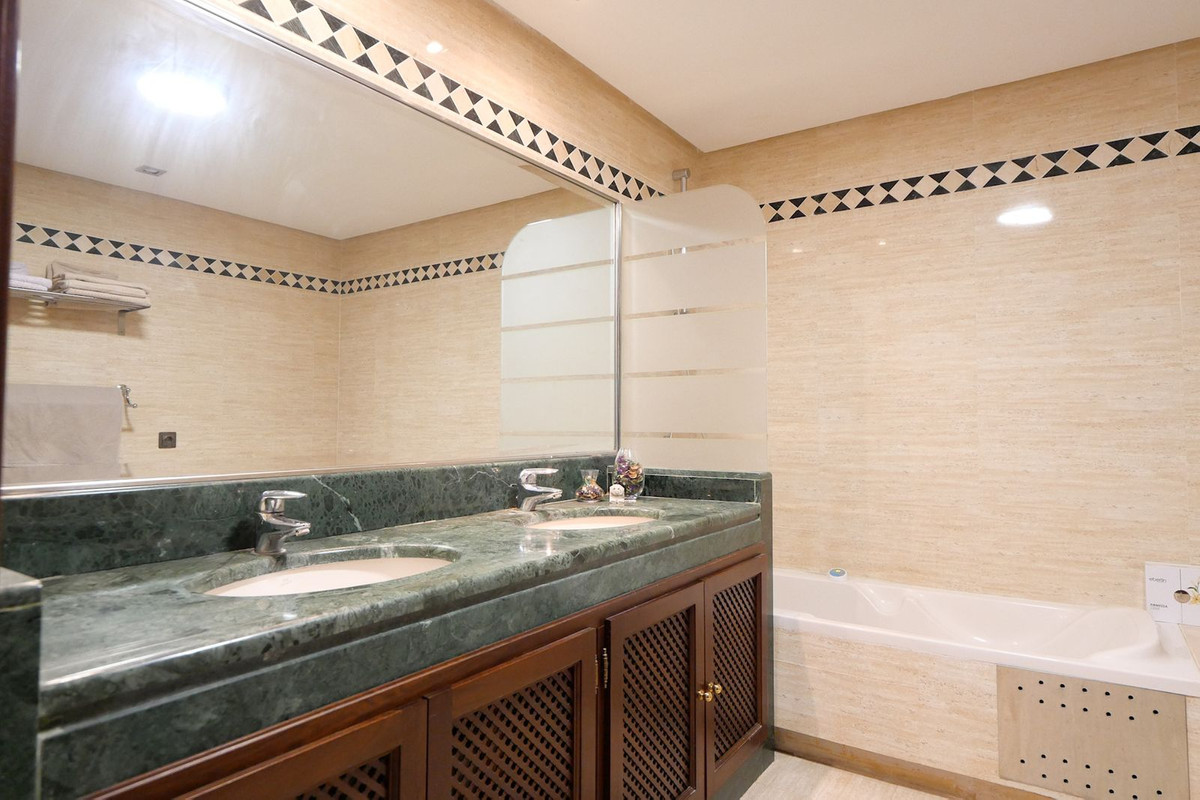 2 Bed Apartment for sale in La Mairena Costa Del Sol, Málaga, Spain