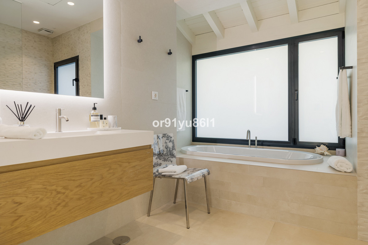 Se vende Villa - Chalet de 4 dormitorios en Costa Del Sol, Málaga, España