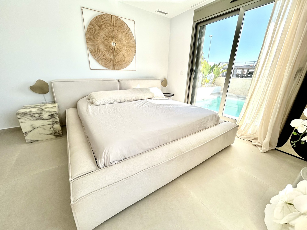 Se vende Villa - Chalet de 4 dormitorios en Costa Blanca, Alicante, España