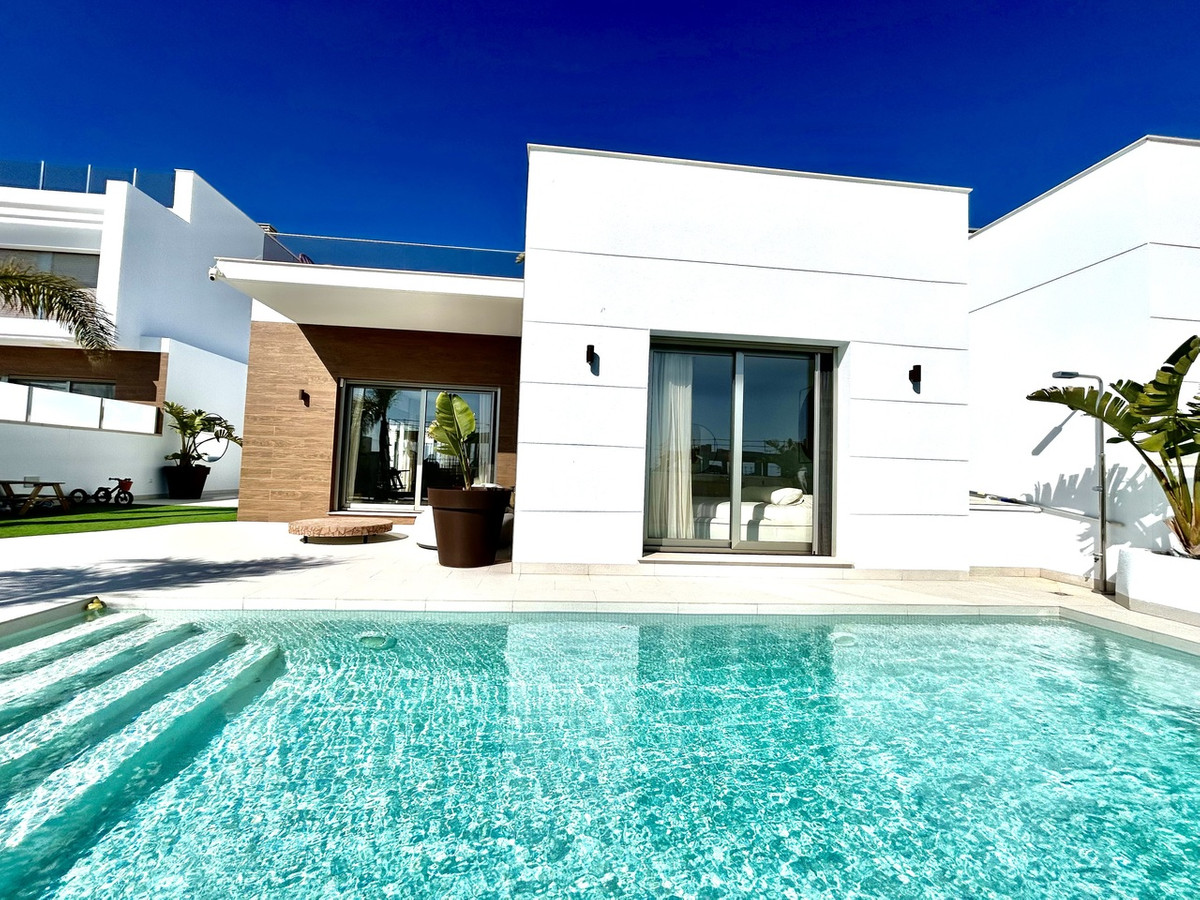 Se vende Villa - Chalet de 4 dormitorios en Costa Blanca, Alicante, España