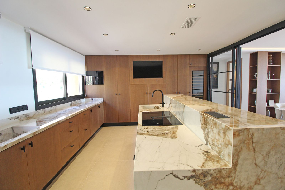 3 Bed Apartment for sale in Nueva Andalucía Costa Del Sol, Málaga, Spain