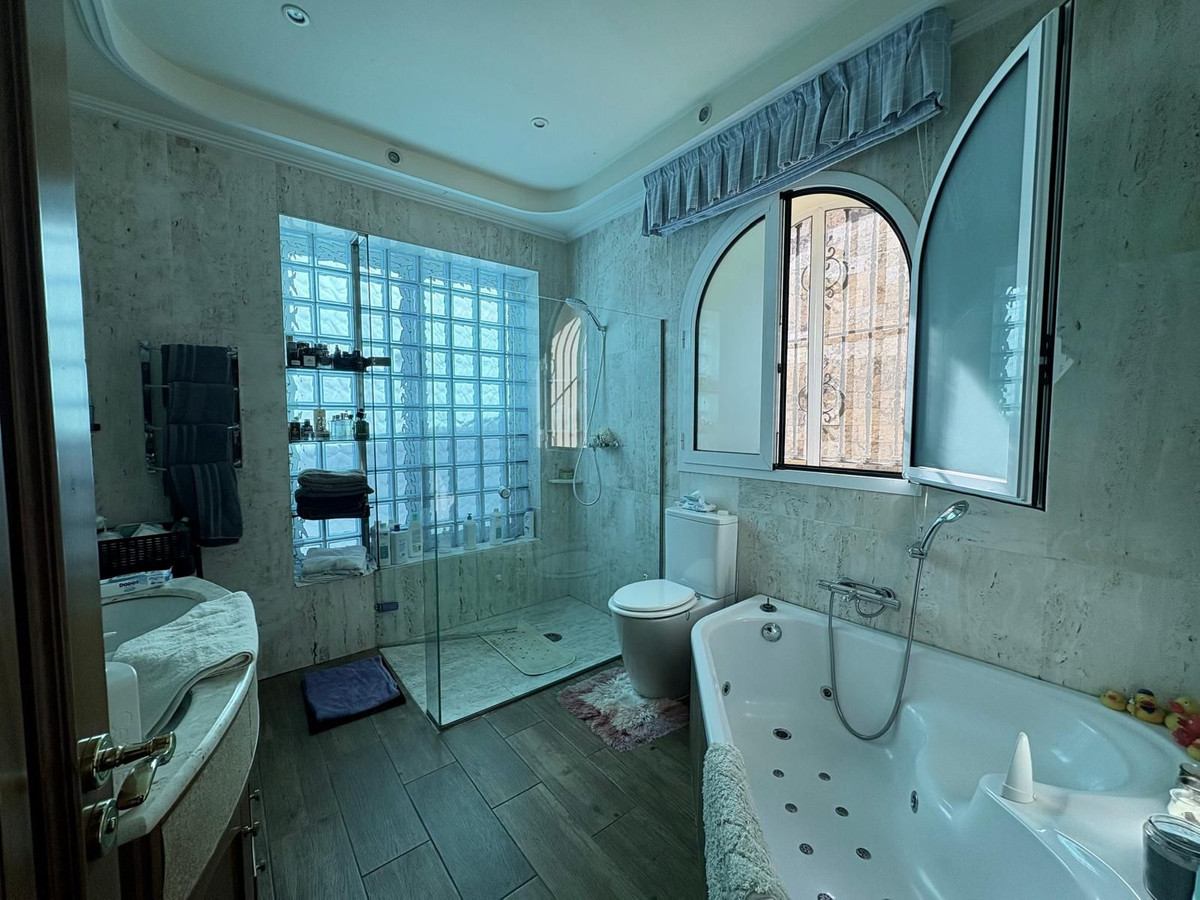 Se vende Villa - Chalet de 5 dormitorios en Costa Del Sol, Málaga, España