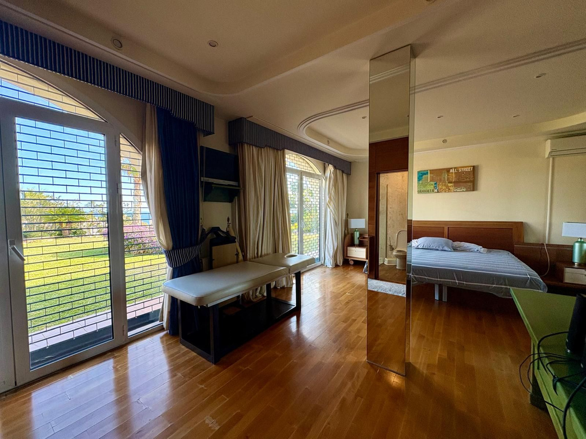 Se vende Villa - Chalet de 5 dormitorios en Costa Del Sol, Málaga, España