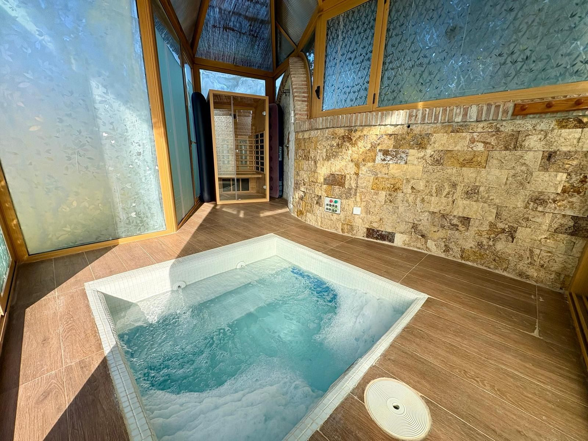 Se vende Villa - Chalet de 5 dormitorios en Costa Del Sol, Málaga, España