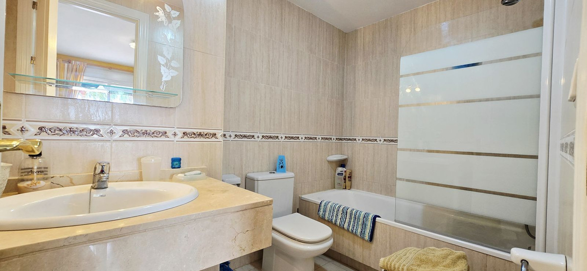 Se vende Apartamento Planta Media de 2 dormitorios en Costa Del Sol, Málaga, España