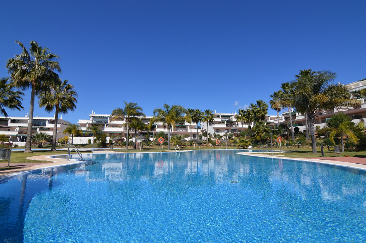 Se vende Apartamento Planta Media de 2 dormitorios en Costa Del Sol, Málaga, España