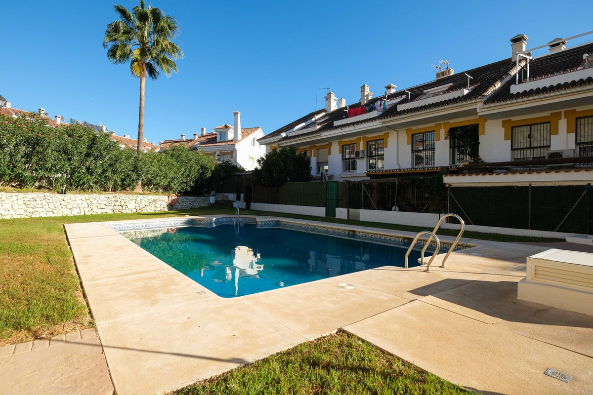4 Bed Townhouse for sale in Sierrezuela Costa Del Sol, Málaga, Spain