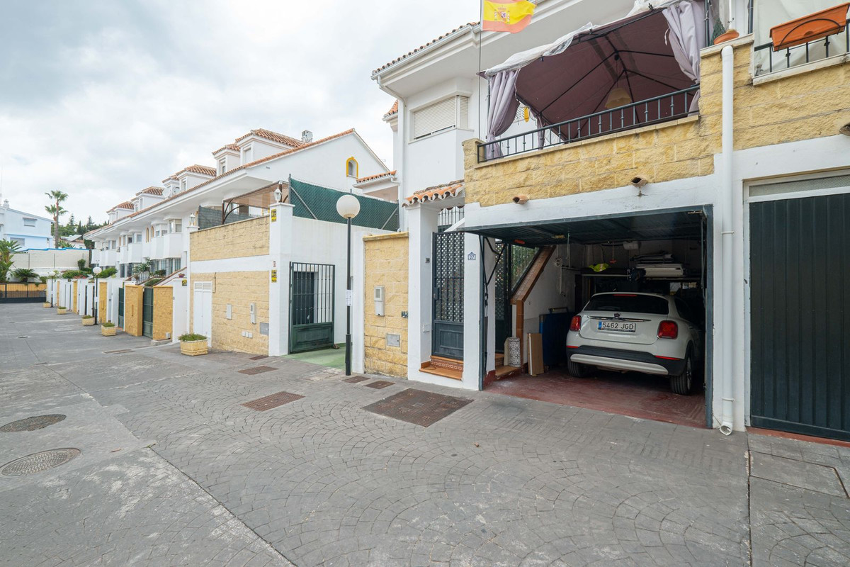 4 Bed Townhouse for sale in Sierrezuela Costa Del Sol, Málaga, Spain
