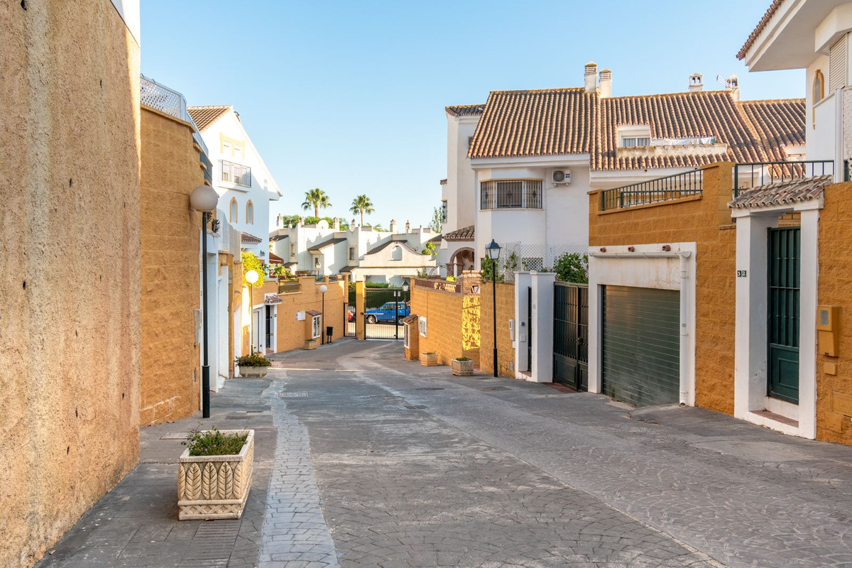 4 Bed Townhouse for sale in Sierrezuela Costa Del Sol, Málaga, Spain