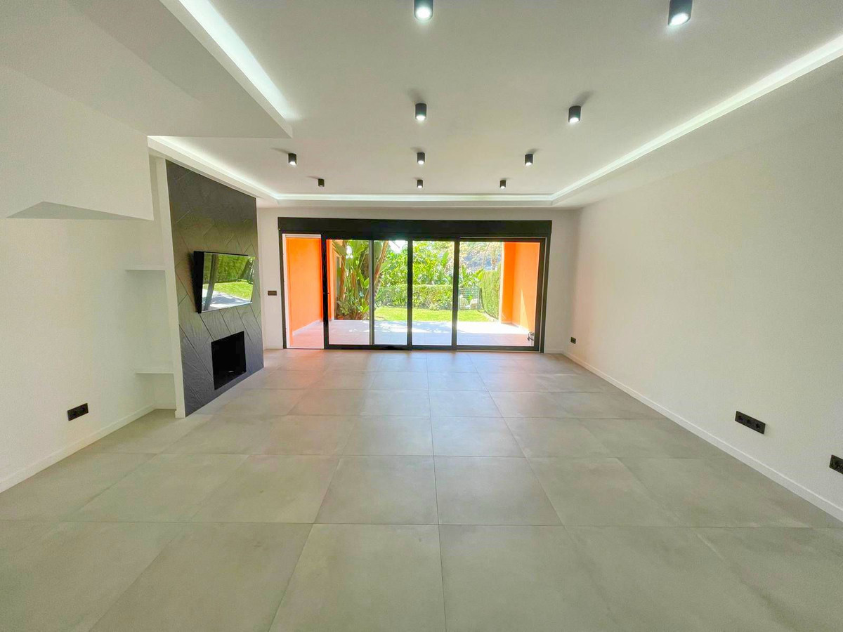 3 Bed Townhouse for sale in El Paraiso Costa Del Sol, Málaga, Spain