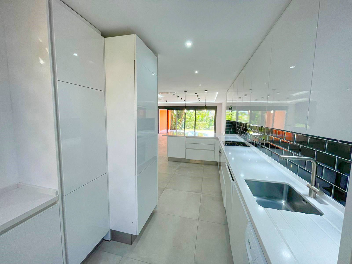 3 Bed Townhouse for sale in El Paraiso Costa Del Sol, Málaga, Spain