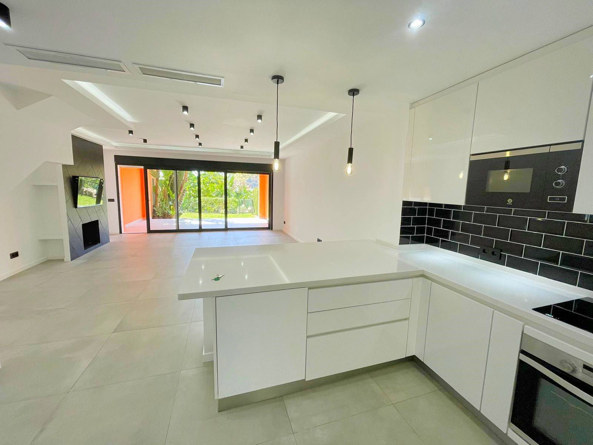 3 Bed Townhouse for sale in El Paraiso Costa Del Sol, Málaga, Spain